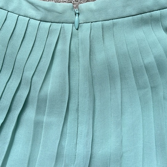 TOPSHOP teal, pleated shorts - Picture 2 of 3